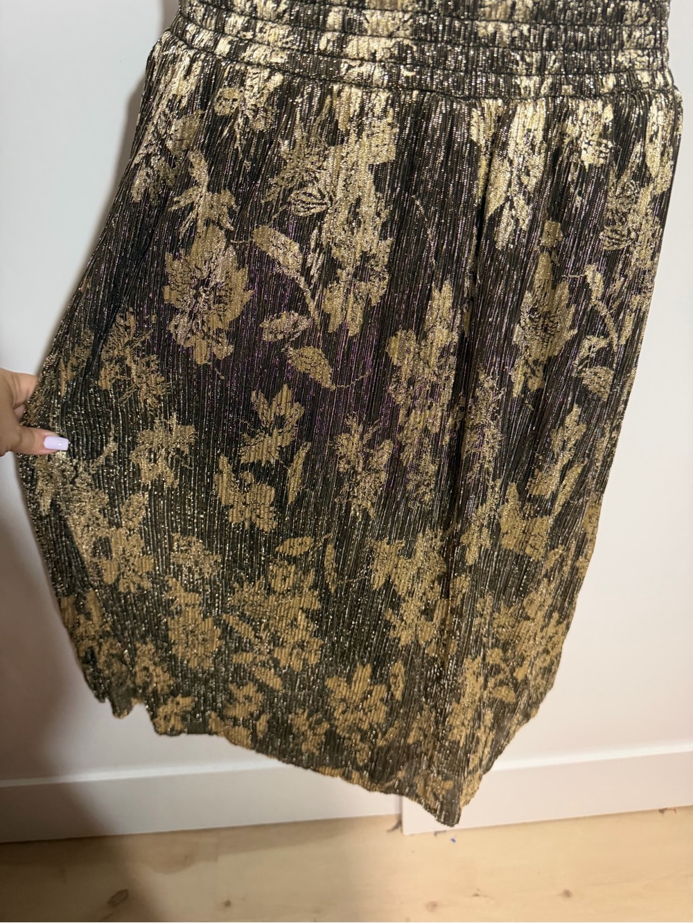 NWT Vince Camuto Gold Foil Floral V-Neck Maxi Dress Size Medium Rich Black - Picture 6 of 10